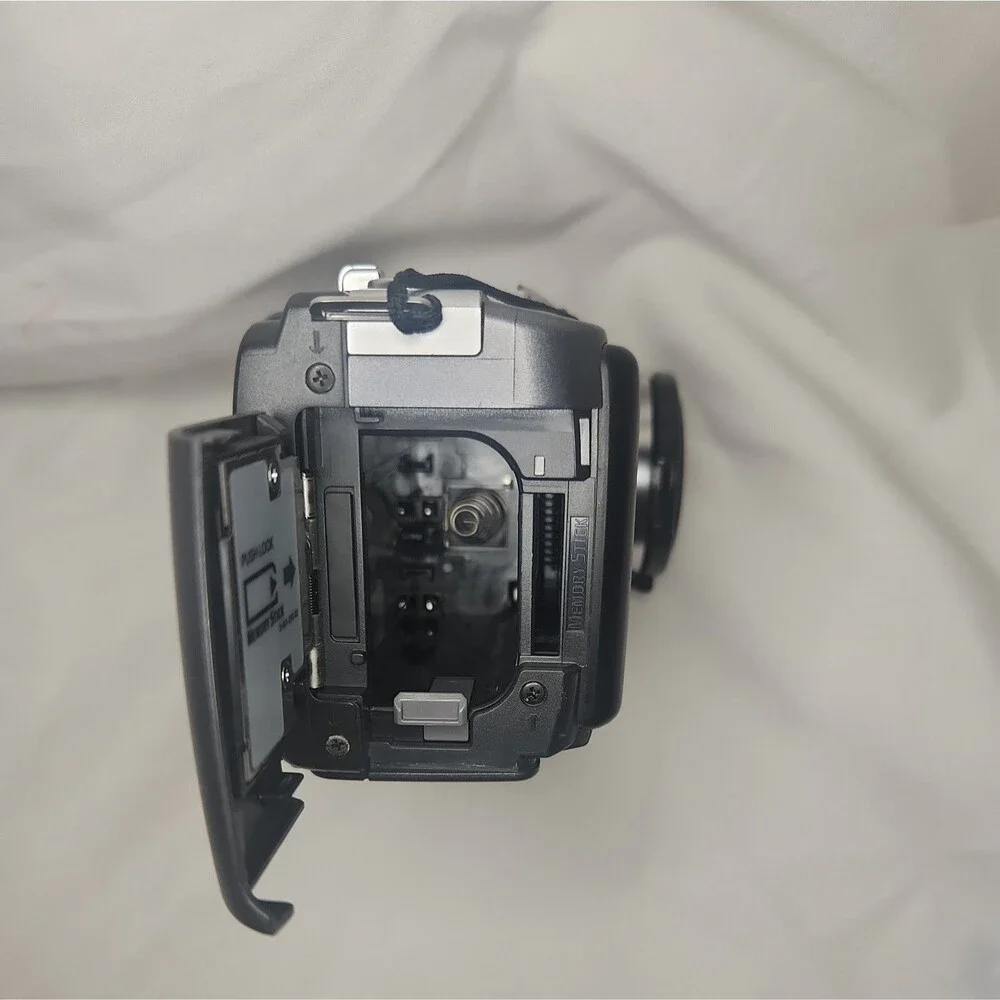 Sony Cyber-shot DSC-S30 1.3MP Digital Camera
